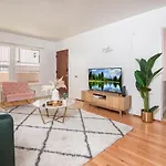 Elegance And Comfort In Prime La Location